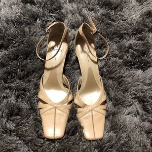 Línea Paolo beige ladies shoes